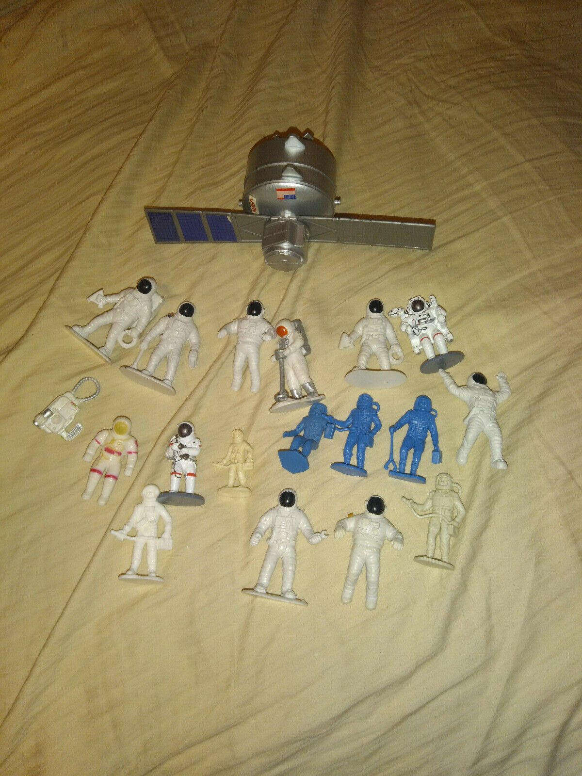 Lot Of 17 2” Plastic Astronaut Gray Toy Figures & Nasa Capsule